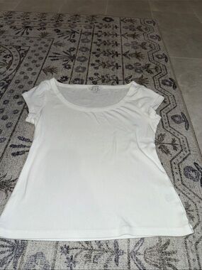 Banana Republic NWOT Women's Classic White Scoop Neck Tee